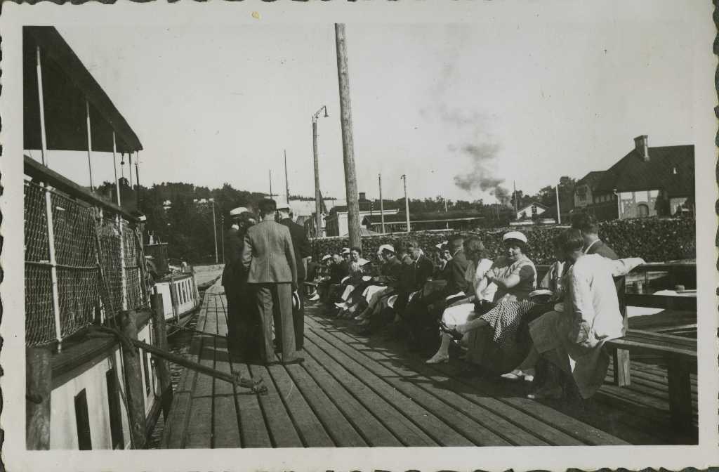 Vanhempi kuva, Jyväskylän yliopiston opiskelijoita raittiuskiertueella, Jyväskylän satama, 1930-luvulla. Jyväskylän yliopisto