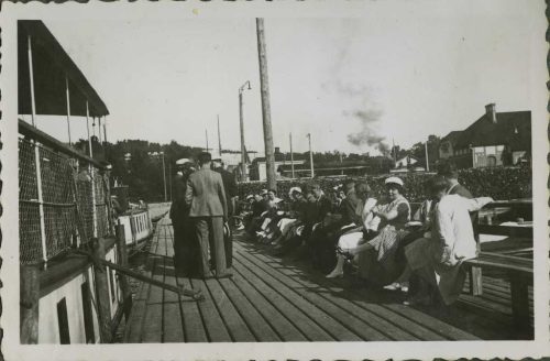 Vanhempi kuva, Jyväskylän yliopiston opiskelijoita raittiuskiertueella, Jyväskylän satama, 1930-luvulla. Jyväskylän yliopisto Vanhempi kuva, Jyväskylän yliopiston opiskelijoita raittiuskiertueella, Jyväskylän satama, 1930-luvulla. Jyväskylän yliopisto
