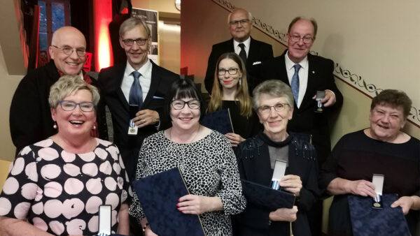 Kotiseututyön ansiomitalin saaneet henkilöt 2023. Kuva: Anna-Maija Halme